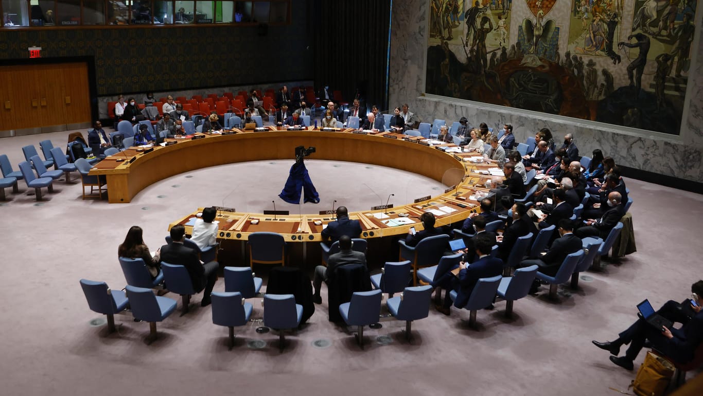 Die Mitglieder des UN-Sicherheitsrates nehmen an einer Sitzung im UN-Hauptquartier in New York teil.