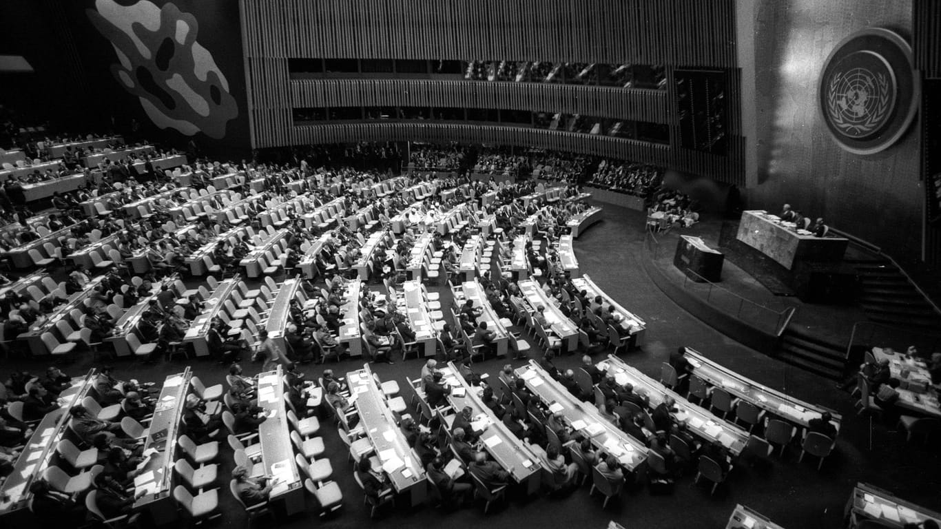 Eine Sitzung des UN-Sicherheitsrates im Jahr 1985: Das Organ besteht schon seit Ende des Zweiten Weltkriegs.