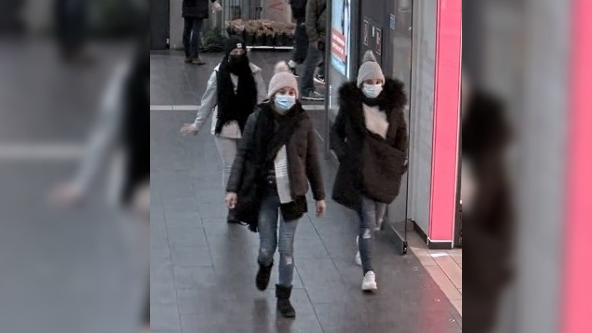 Wer kennt diese drei Frauen? Sie sollen eine 95-Jährige beklaut haben.