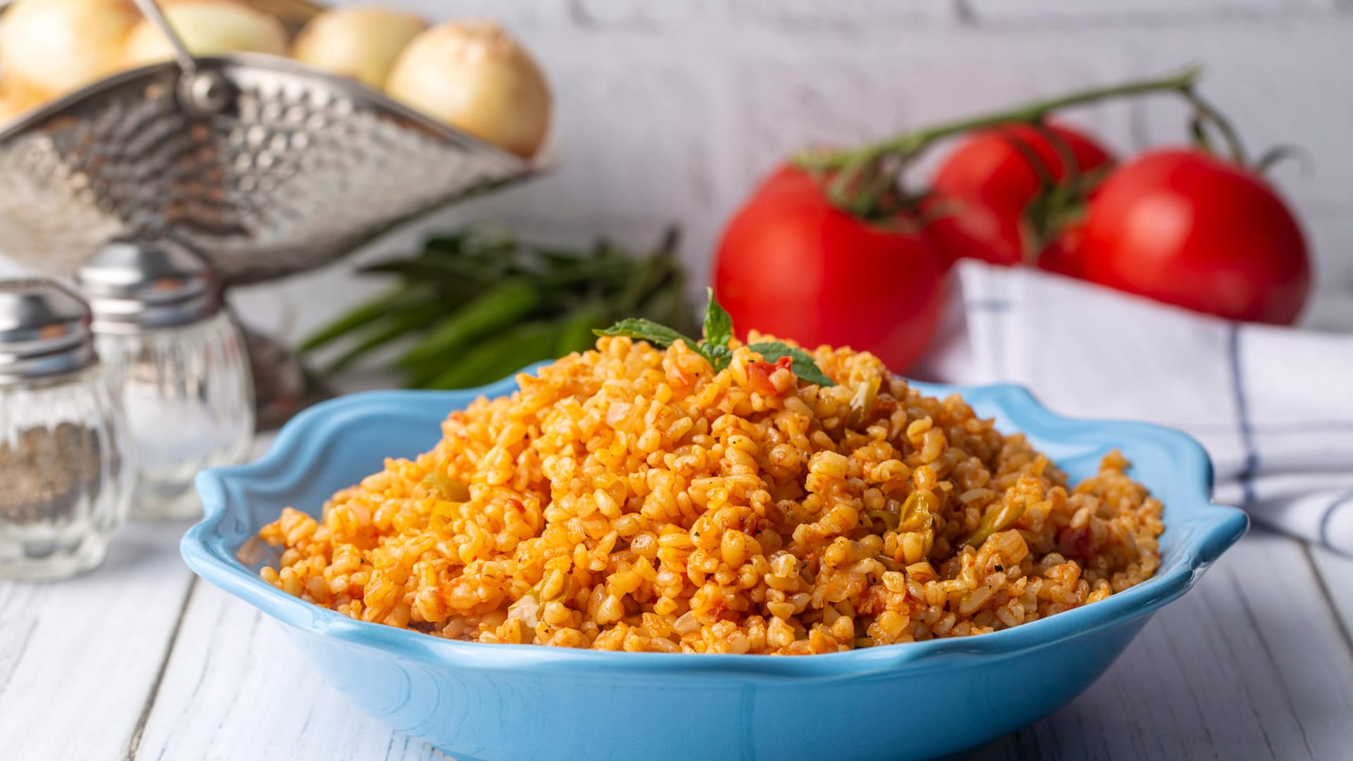 Bulgur mit Tomatensoße: Beim Quellen vergrößert Bulgur sein Volumen.