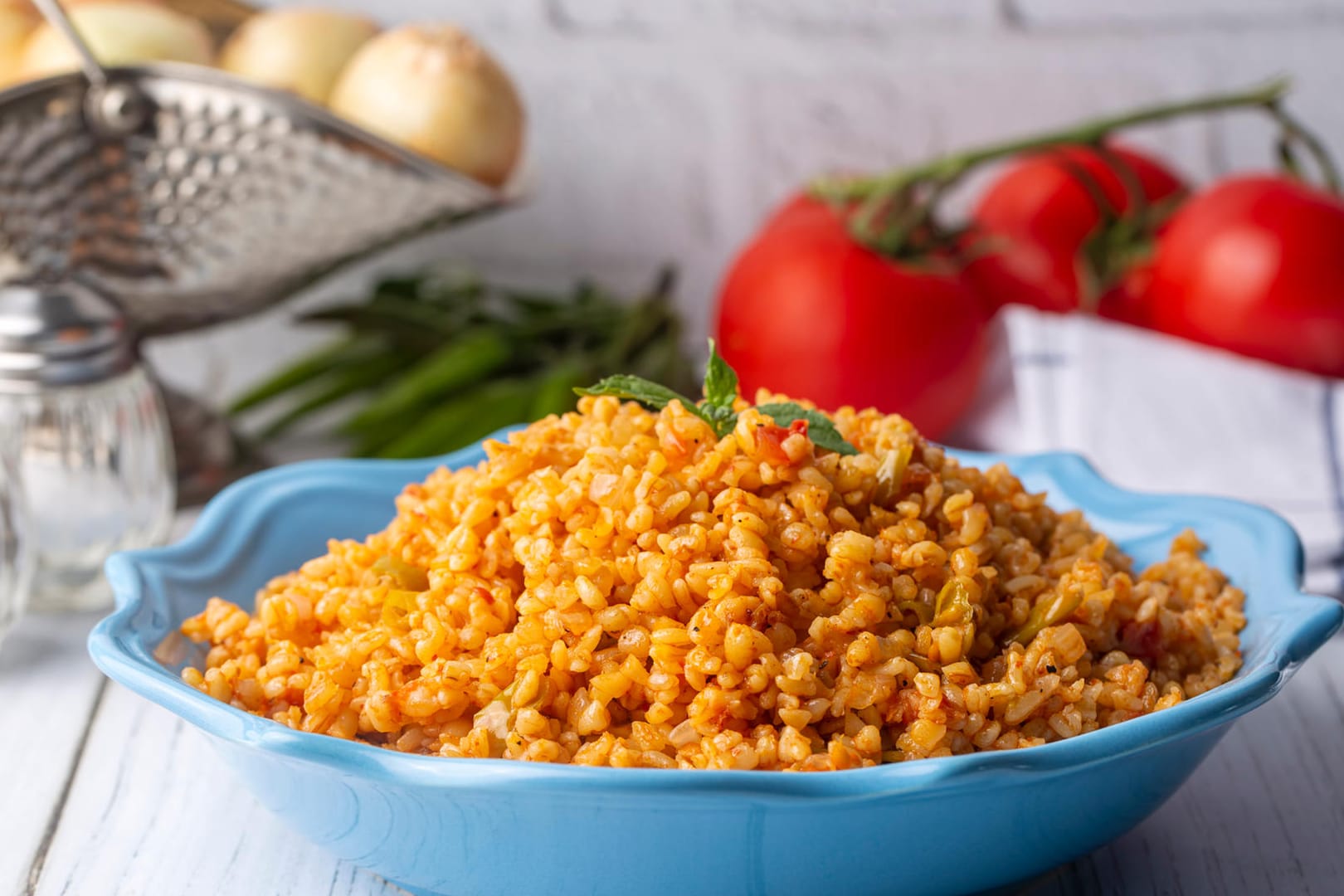 Bulgur mit Tomatensoße: Beim Quellen vergrößert Bulgur sein Volumen.