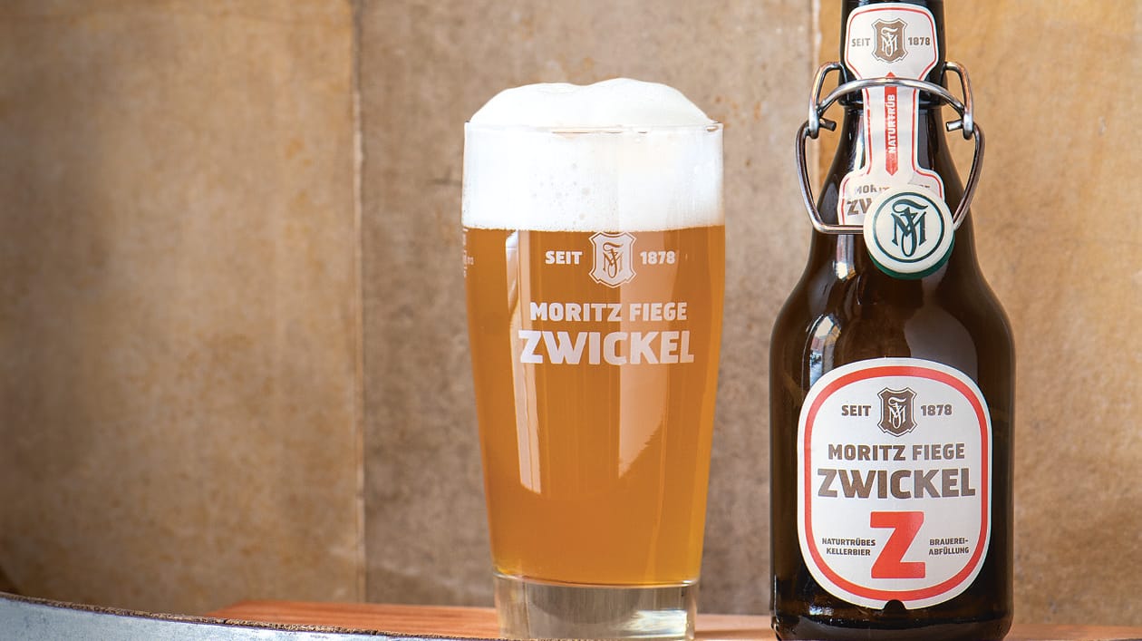 Eine Flasche Zwickelbier der Brauerei Moritz Fiege mit gefülltem Glas: Das "Z" auf dem Flaschenetikett steht für "Zwickel". Eine Flasche Zwickelbier der Brauerei Moritz Fiege mit gefülltem Glas: Das "Z" auf dem Flaschenetikett steht für "Zwickel".