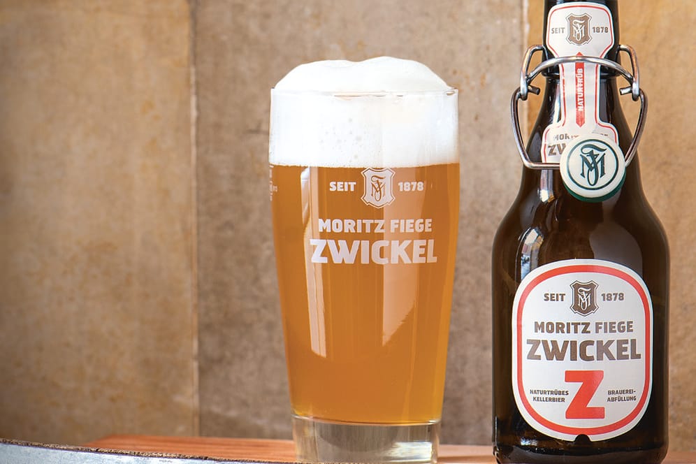 Eine Flasche Zwickelbier der Brauerei Moritz Fiege mit gefülltem Glas: Das "Z" auf dem Flaschenetikett steht für "Zwickel".