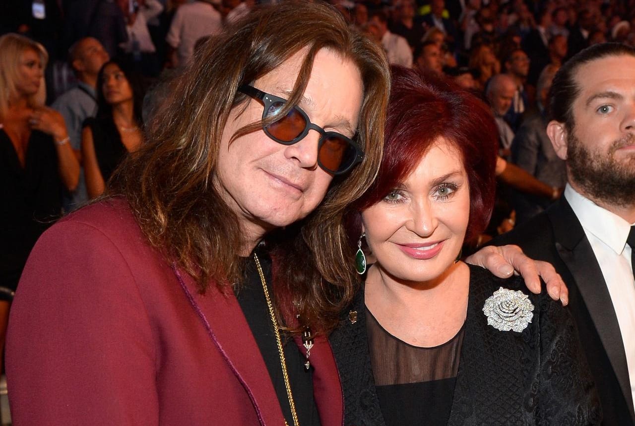 Sharon und Ozzy Osbourne: Wie die Moderatorin in einem Interview mit "Telegraph" verriet, hatte der Musiker gleich mehrere Affären. Trotzdem sind die beiden bis heute verheiratet.