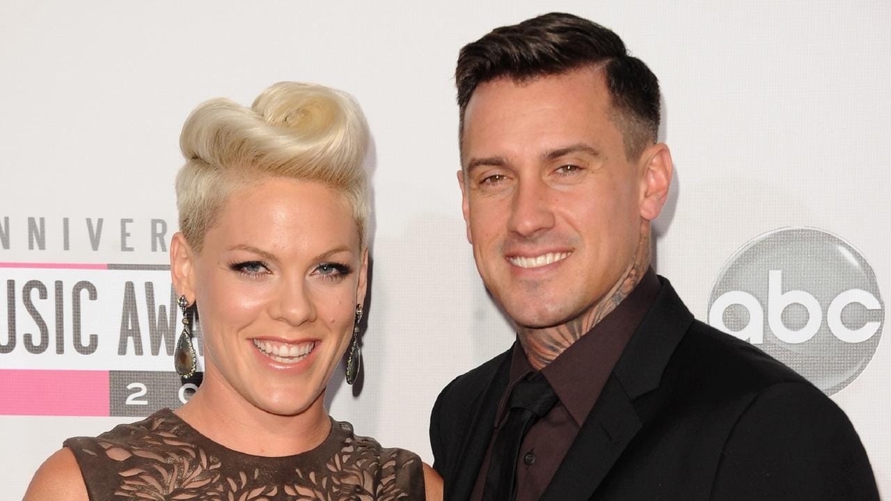 Pink und Carey Hart: Der Motorcrossfahrer betrog die Sängerin 2010 mit dem Tattoo-Model Michelle McGee. Pink verzieh ihm den Seitensprung.