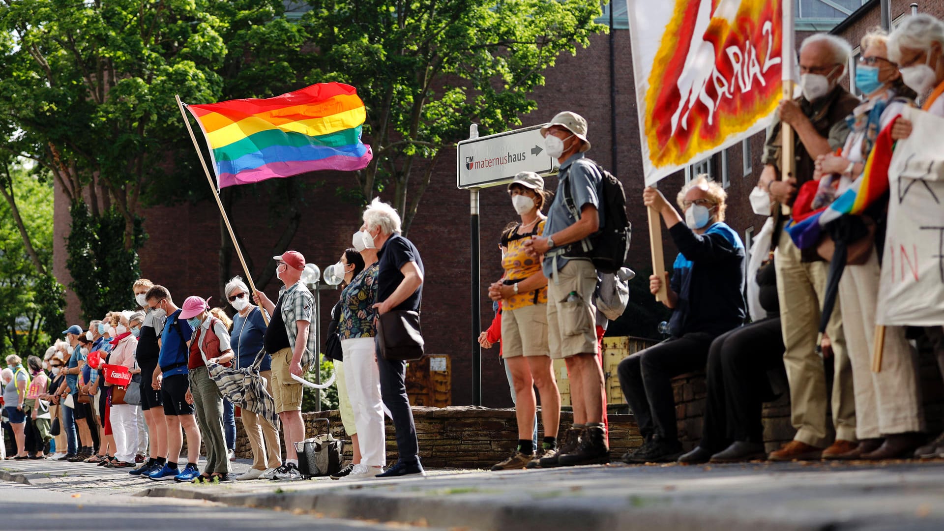 Bei einer Kundgebung im Sommer 2021 protestieren Gläubige aus dem Erzbistum Köln und Aktivisten der Bewegung Maria 2.0 gegen das Verhalten der Kirche und Erzbischof Rainer Maria Kardinal Woelki bei der Aufarbeitung des Missbrauchsskandals.