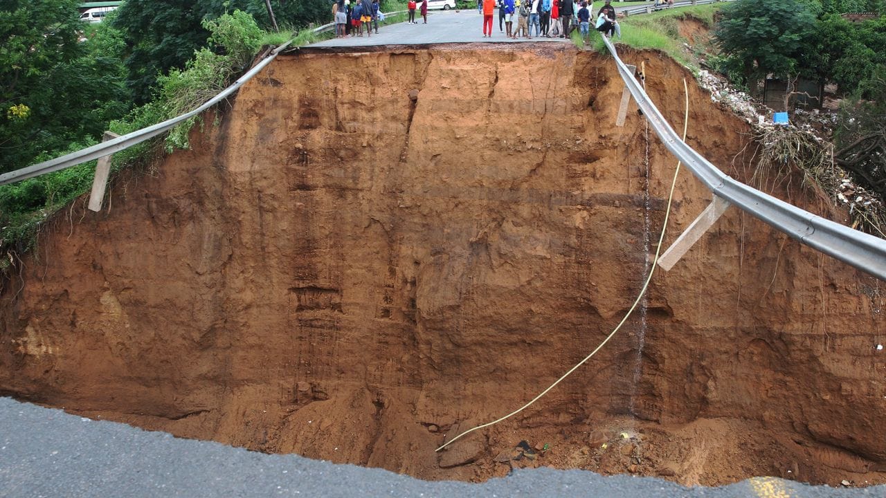 Die Brücke wurde weggeschwemmt. Die Brücke wurde weggeschwemmt.