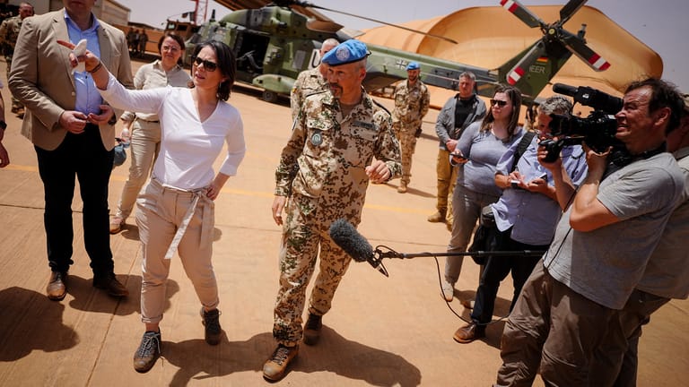 Macht gerade vieles besser als Scholz: Außenministerin Annalena Baerbock auf Tuchfühlung mit den deutschen Truppen in Mali.