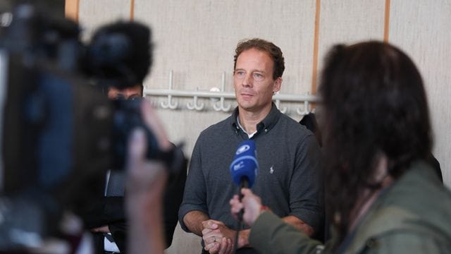 Der Angeklagte Alexander Falk (M) gibt im Gerichtssaal des Frankfurter Landgerichts ein Statement ab (Archivbild): Er legte Revision gegen die Haftstrafe ein. Der Angeklagte Alexander Falk (M) gibt im Gerichtssaal des Frankfurter Landgerichts ein Statement ab (Archivbild): Er legte Revision gegen die Haftstrafe ein.