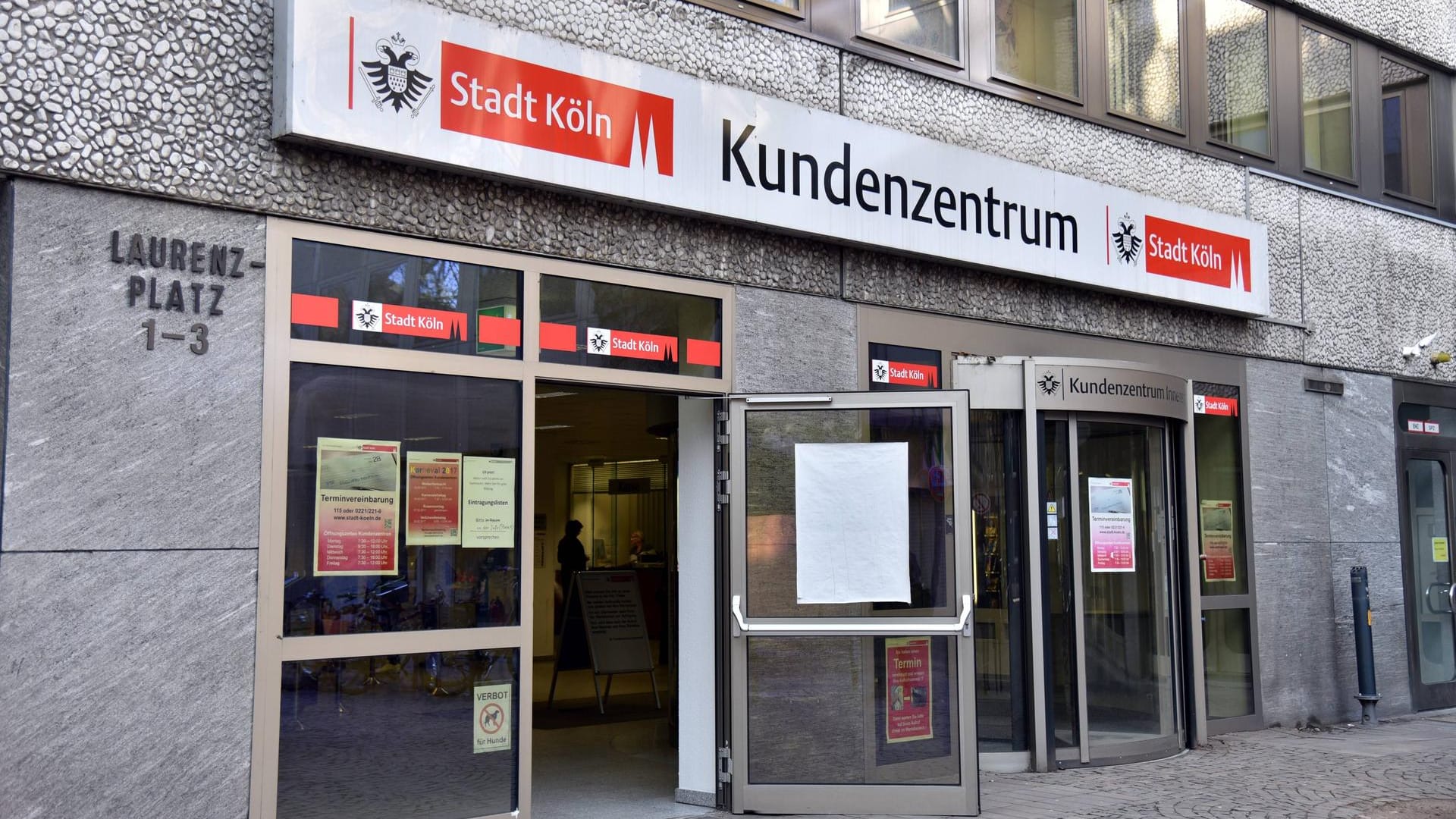 Eingang zum Kölner Kundenzentrum in der Innenstadt: In einem deutschlandweiten Ranking liegen Kölns Bürgerämter bei den Verbrauchern auf den hinteren Plätzen.