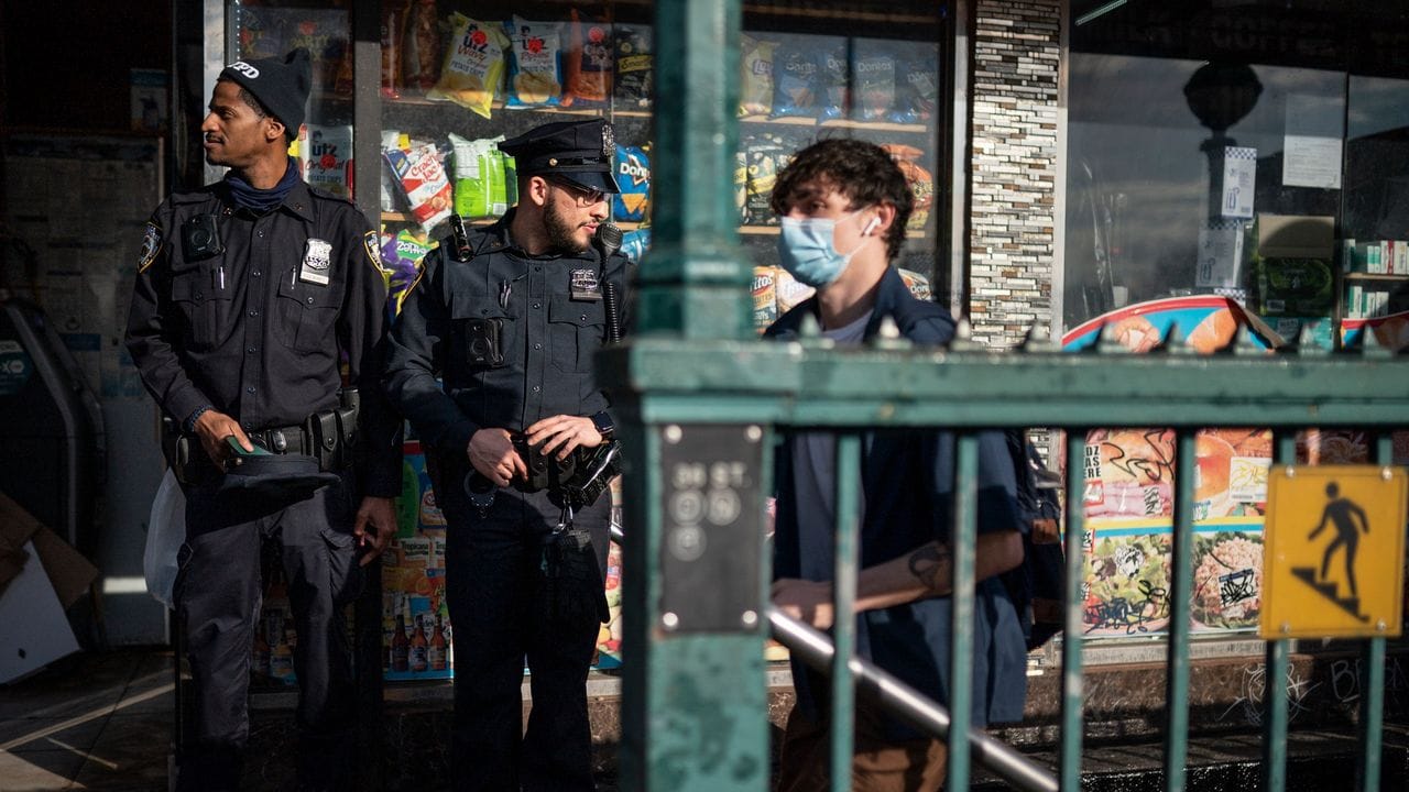 Polizeipräsenz am Eingang der U-Bahn-Station in Brooklyn. Polizeipräsenz am Eingang der U-Bahn-Station in Brooklyn.