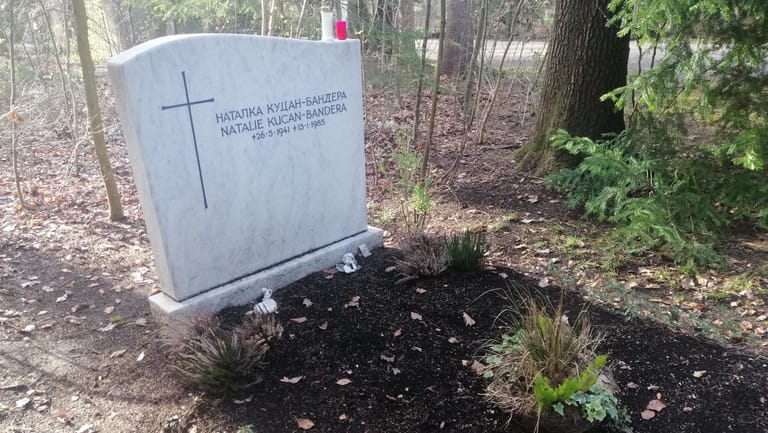 Der Grabstein von Natalie Kucan-Bandera. Die Tochter des ukrainischen Nationalhelden Stepan Bandera liegt wie ihr Vater in München begraben.