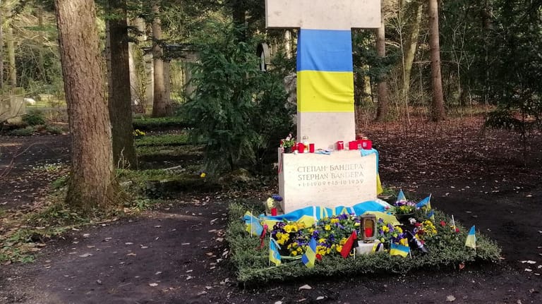 Das Grab von Stepan Bandera in München ist eine beliebte Gedenkstätte für Ukrainer. Der Nationalheld ist berühmt für seinen Unabhängigkeitskampf und berüchtigt für seine Verbrechen.