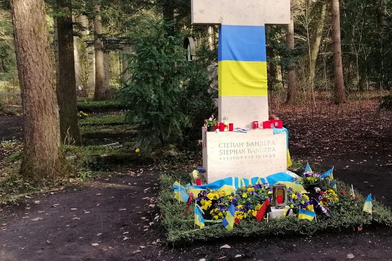Das Grab von Stepan Bandera in München ist eine beliebte Gedenkstätte für Ukrainer. Der Nationalheld ist berühmt für seinen Unabhängigkeitskampf und berüchtigt für seine Verbrechen.