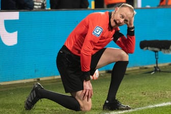 Schiri-Assistent Christian Gittelmann nach dem Becherwurf: Der VfL Bochum konnte eine hohe Strafe umgehen.