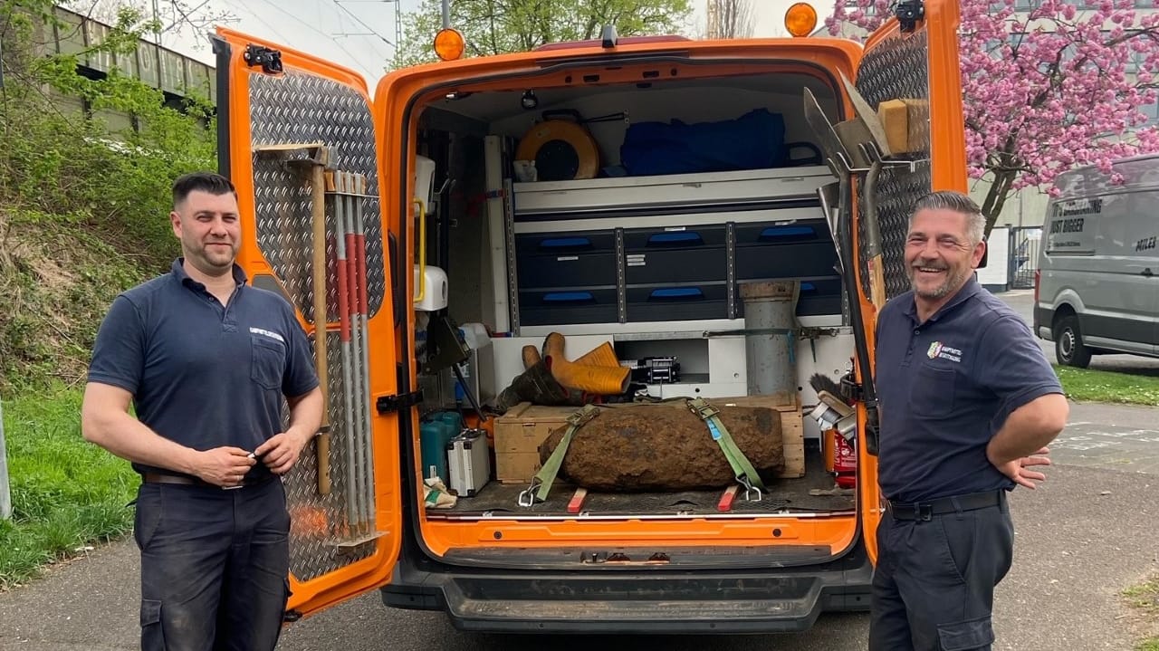 Die Entschärfer Michael Hilgers (l.) und Marcel Biewald (r.) vom Kampfmittelbeseitigungsdienst (KBD) der Bezirksregierung Düsseldorf mit der entschärften englischen Fünf-Zentner-Bombe.