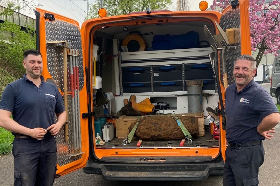 Die Entschärfer Michael Hilgers (l.) und Marcel Biewald (r.) vom Kampfmittelbeseitigungsdienst (KBD) der Bezirksregierung Düsseldorf mit der entschärften englischen Fünf-Zentner-Bombe.