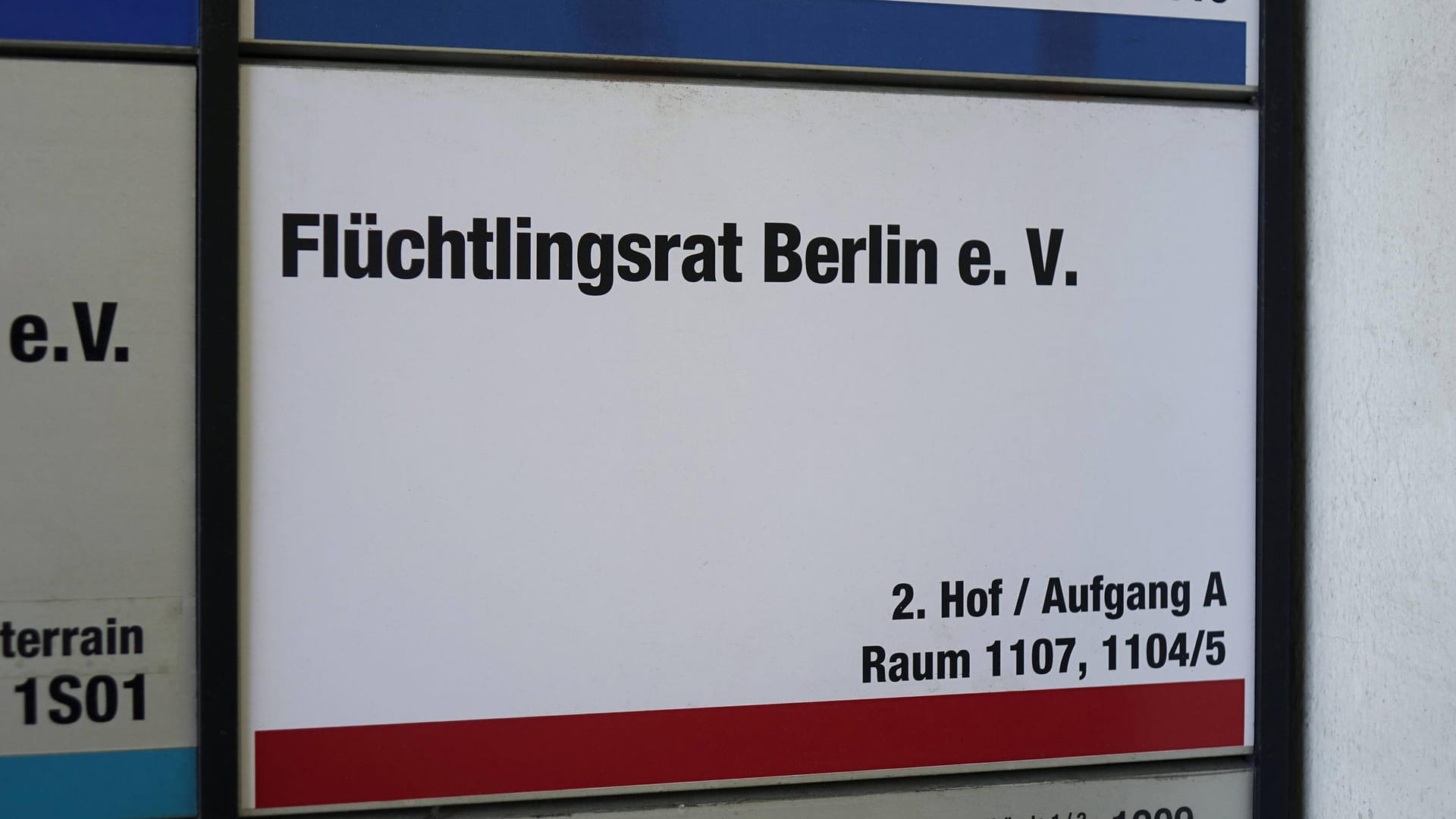 Schild Flüchtlingsrat Berlin e.V. (Archivbild): Der Gehörlosenverband Berlin und der Flüchtlingsrat warfen dem Senat am Mittwoch in einer gemeinsamen Mitteilung vor, eine Gruppe gehörloser Geflüchteter gegen ihren Willen trennen zu wollen. Schild Flüchtlingsrat Berlin e.V. (Archivbild): Der Gehörlosenverband Berlin und der Flüchtlingsrat warfen dem Senat am Mittwoch in einer gemeinsamen Mitteilung vor, eine Gruppe gehörloser Geflüchteter gegen ihren Willen trennen zu wollen.