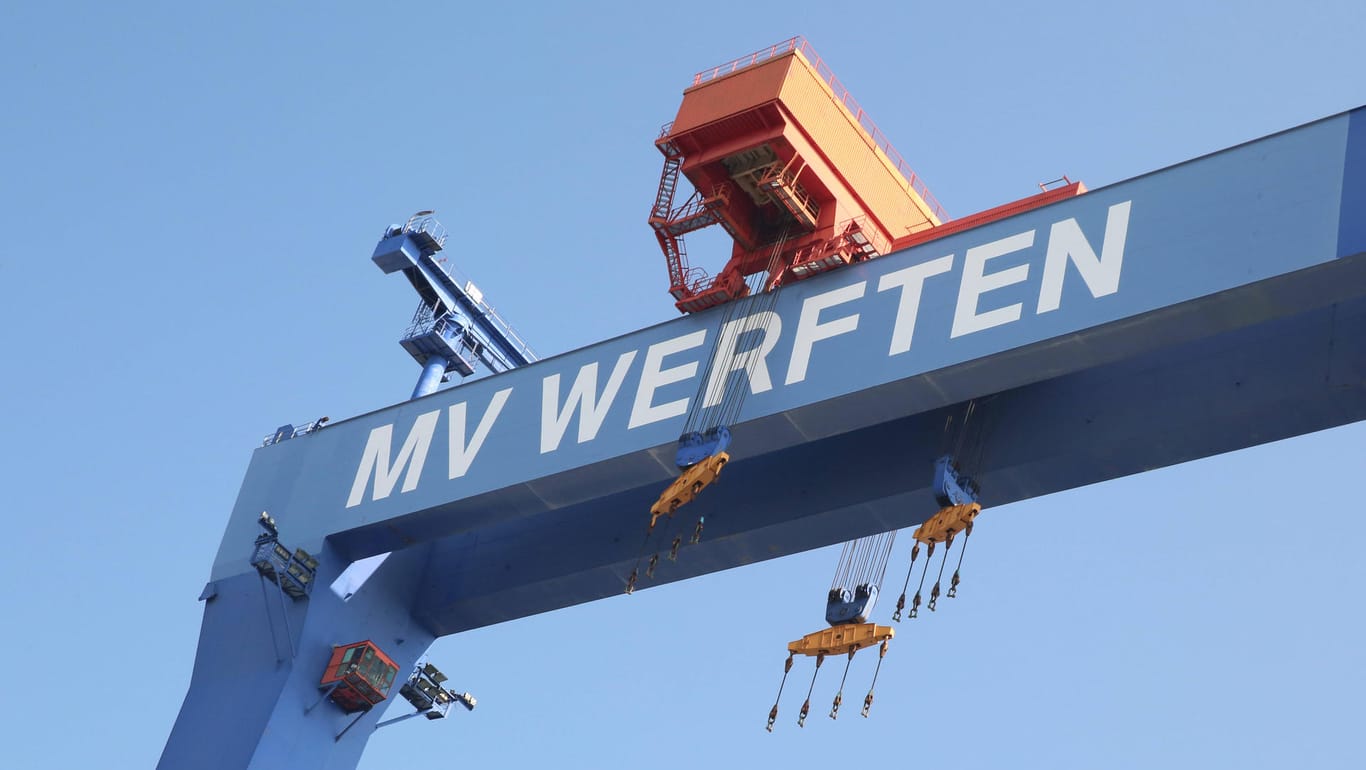 Der Schriftzug der Pleitewerft auf einem Kran (Symbolbild): Die MV Werften haben unter anderem Kreuzfahrtschiffe gebaut.