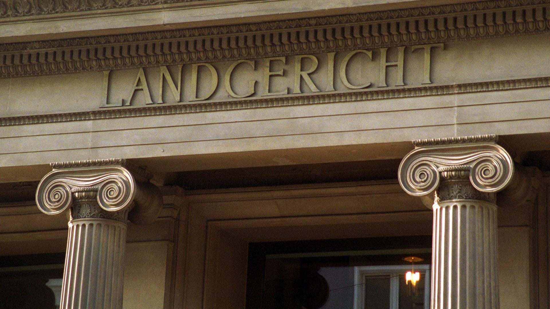 Schriftzug am Bonner Landgericht (Archivbild): Das Bonner Landgericht hat einen stellvertretenden Leiter eines Baumarkts im Kreis Euskirchen wegen Vergewaltigung einer Praktikantin zu drei Jahren und drei Monaten Haft verurteilt. Schriftzug am Bonner Landgericht (Archivbild): Das Bonner Landgericht hat einen stellvertretenden Leiter eines Baumarkts im Kreis Euskirchen wegen Vergewaltigung einer Praktikantin zu drei Jahren und drei Monaten Haft verurteilt.