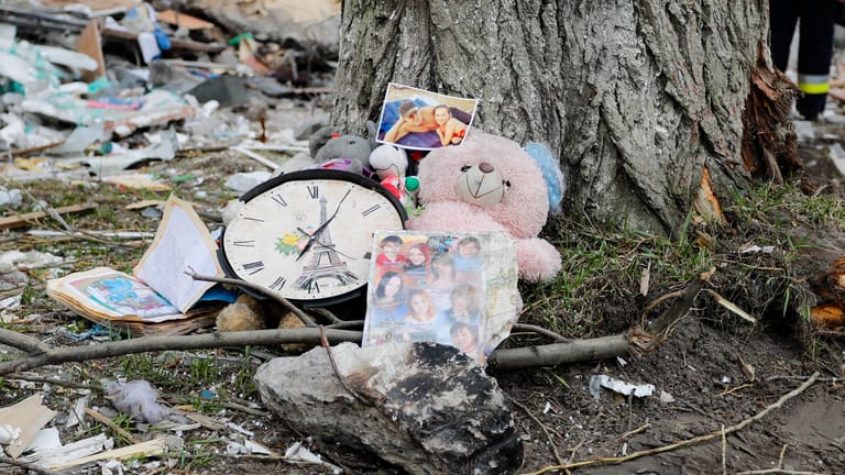 Spielzeug liegt auf der Straße im ukrainischen Borodjanka: Millionen Kinder mussten ihre Heimat verlassen.