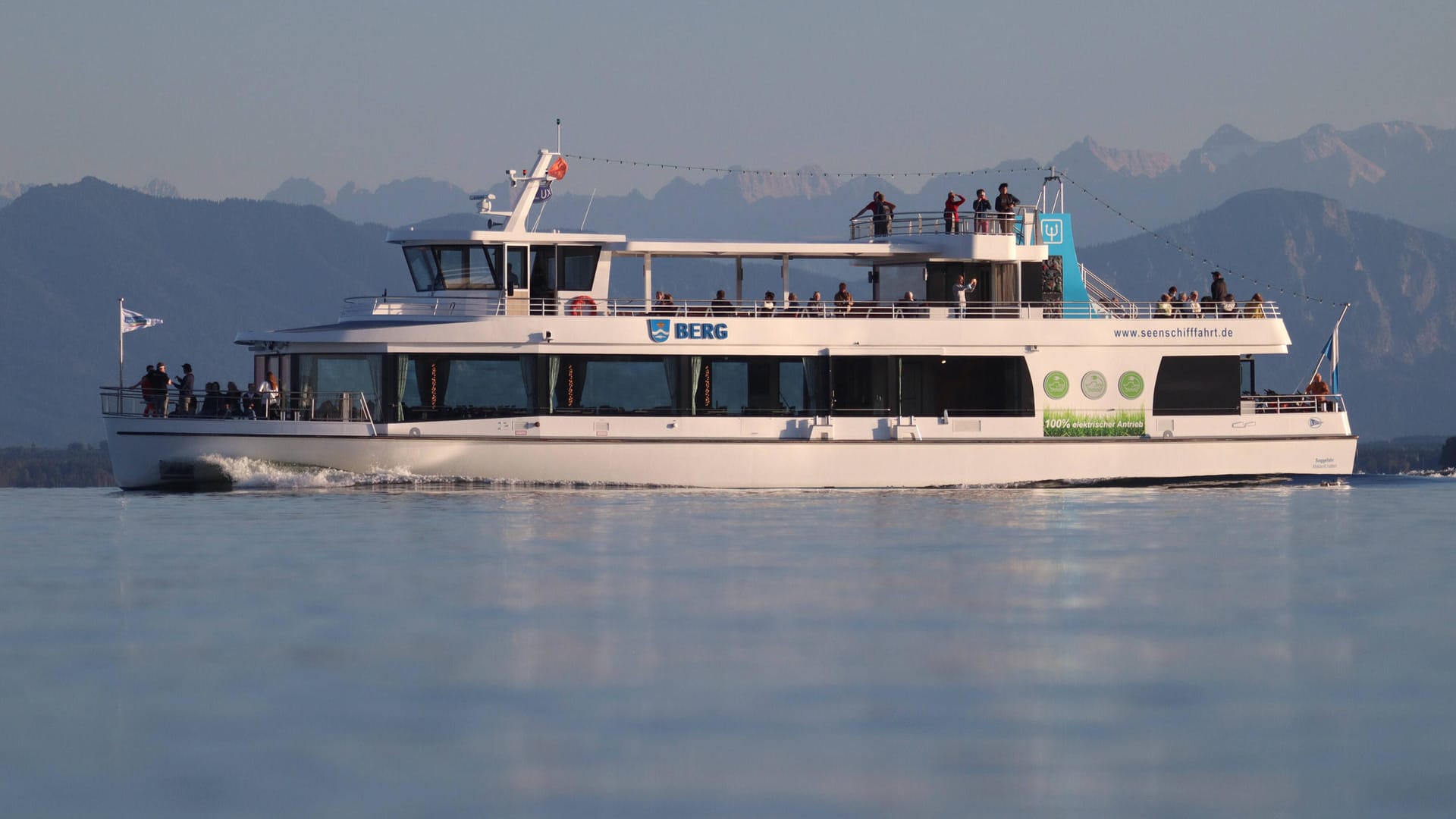 Der Blick von der Brahmspromenade in Tutzing auf die EMS Berg, einem neuen Elektrodampfer der Bayerischen Seenschifffahrt, im Hintergrund die Alpenkette mit dem Karwendel (Archivbild): AM Karfreitag ist Saisonstart der Bayerischen Seenschifffahrt. Der Blick von der Brahmspromenade in Tutzing auf die EMS Berg, einem neuen Elektrodampfer der Bayerischen Seenschifffahrt, im Hintergrund die Alpenkette mit dem Karwendel (Archivbild): AM Karfreitag ist Saisonstart der Bayerischen Seenschifffahrt.