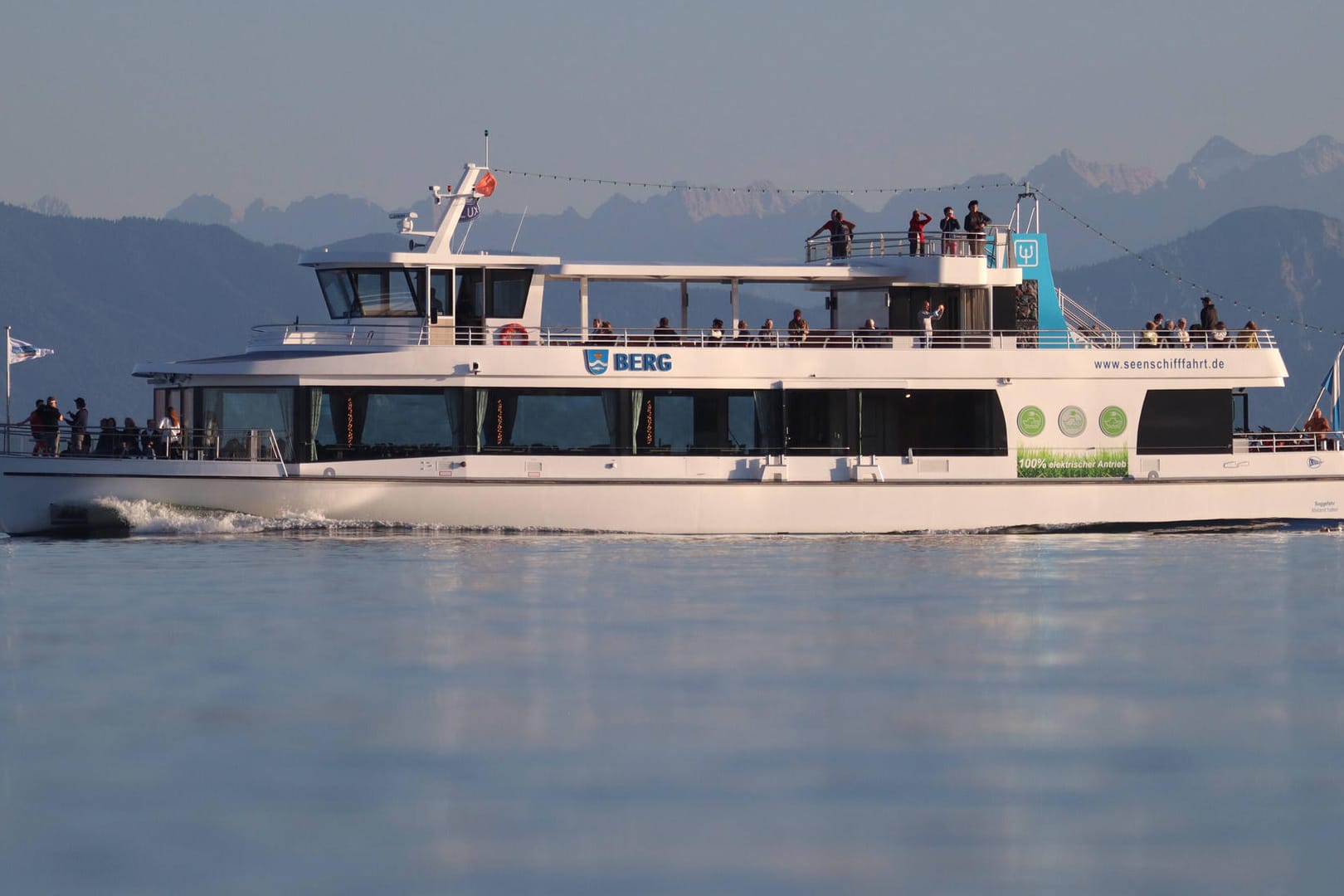 Der Blick von der Brahmspromenade in Tutzing auf die EMS Berg, einem neuen Elektrodampfer der Bayerischen Seenschifffahrt, im Hintergrund die Alpenkette mit dem Karwendel (Archivbild): AM Karfreitag ist Saisonstart der Bayerischen Seenschifffahrt.