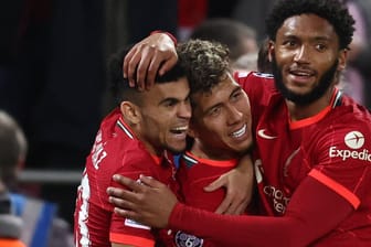 Joe Gomez (r.) und Luis Diaz (l.) feiern Torschütze Roberto Firmino (m.): Der FC Liverpool zog mit zwei Siegen in die nächste Runde ein.