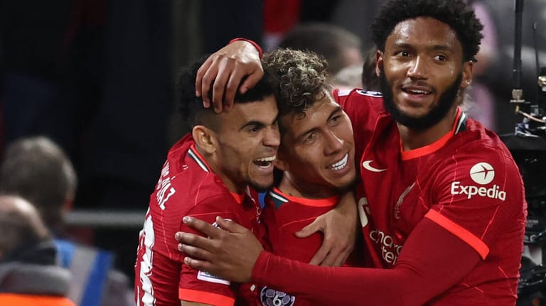 Joe Gomez (r.) und Luis Diaz (l.) feiern Torschütze Roberto Firmino (m.): Der FC Liverpool zog mit zwei Siegen in die nächste Runde ein.