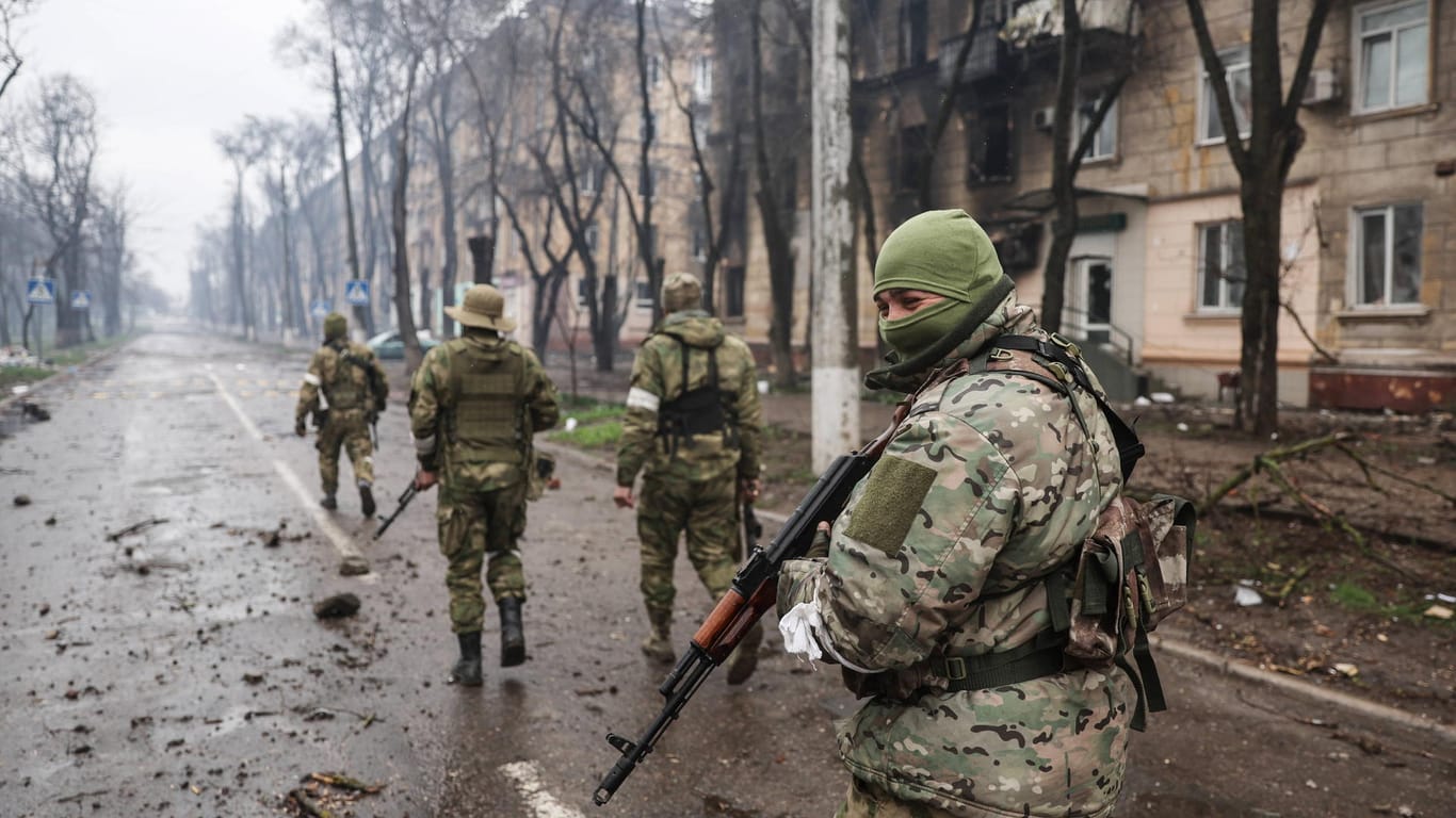 Russische Soldaten durchkämmen eine Straße in Mariupol (Archivbild): Die Ukraine spricht von erfolgreicher Abwehr russischer Angriffe.