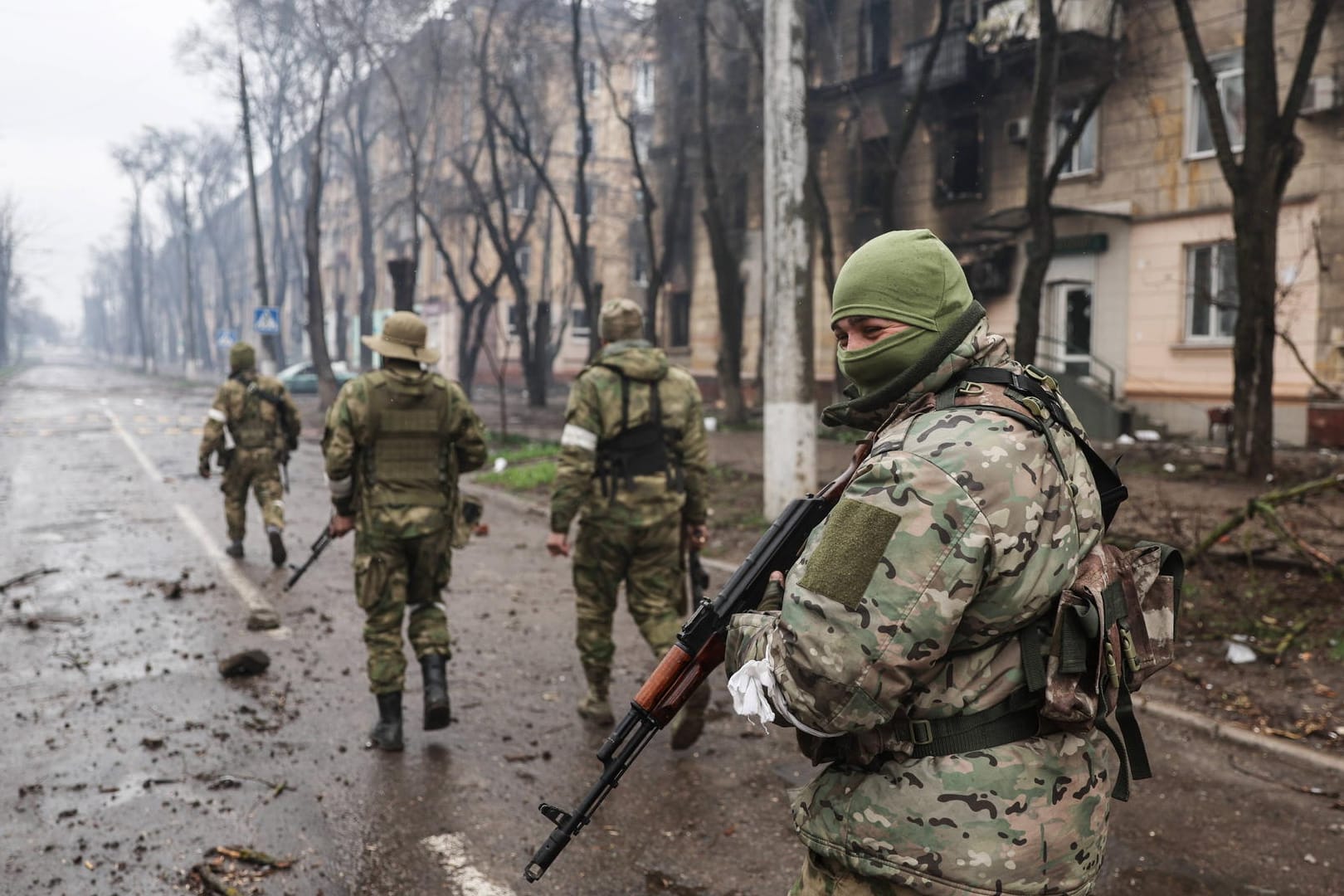 Russische Soldaten durchkämmen eine Straße in Mariupol (Archivbild): Die Ukraine spricht von erfolgreicher Abwehr russischer Angriffe.