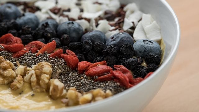 Exotische Superfoods wie Chiasamen oder Gojibeeren landen oft auf der Frühstücksbowl.