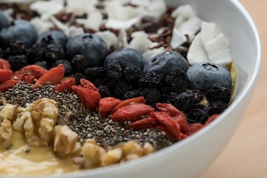 Exotische Superfoods wie Chiasamen oder Gojibeeren landen oft auf der Frühstücksbowl.