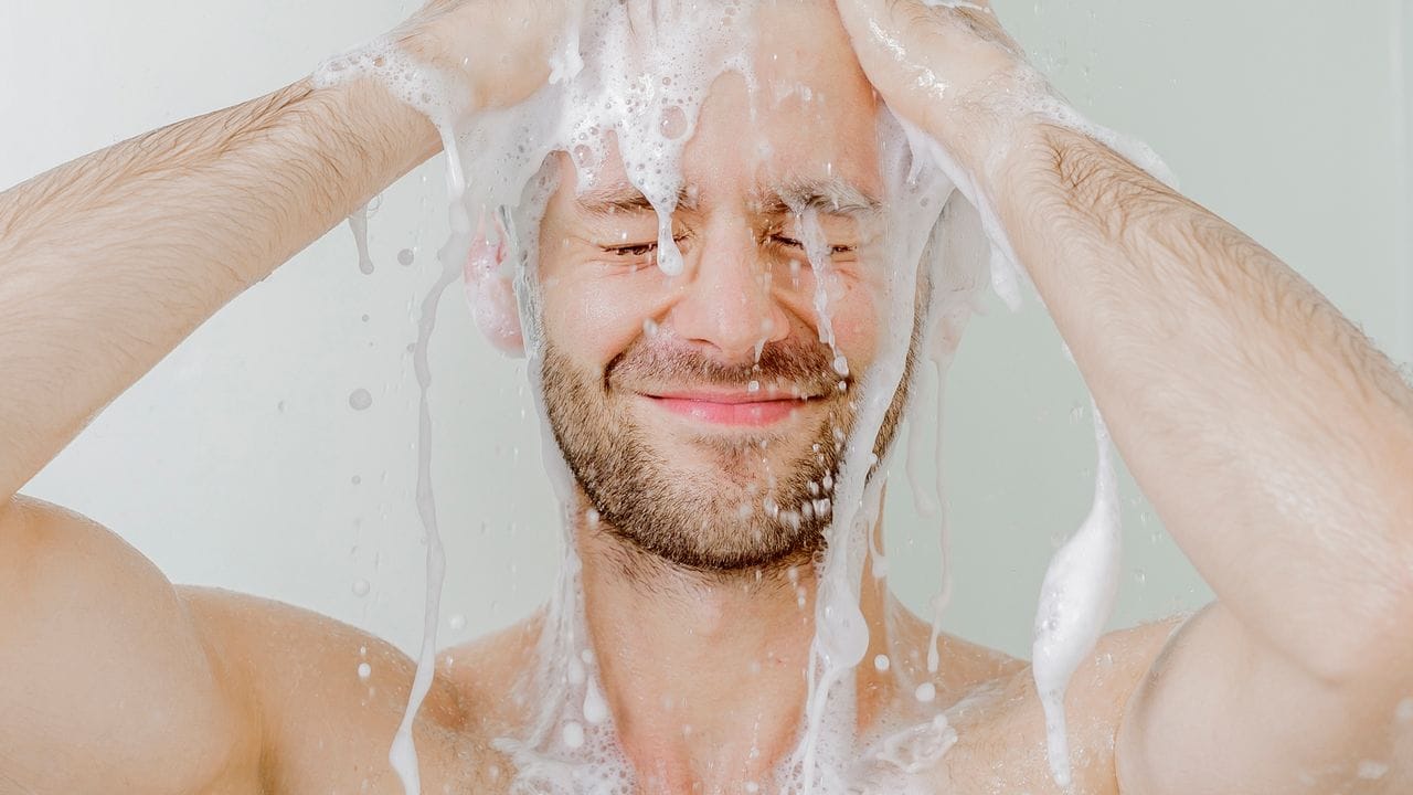 Es ist so einfach: Wer eher duscht als badet und dabei noch einen Sparduschkopf verwendet, der spart mehr Energie ein.