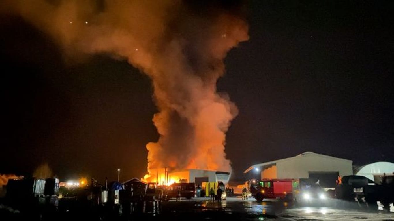 Lagerhalle im Emsland in Flammen