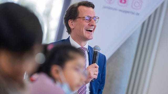 Wüst versteckt Ostereier für Töchterchen "Pippa" Wüst versteckt Ostereier für Töchterchen "Pippa"