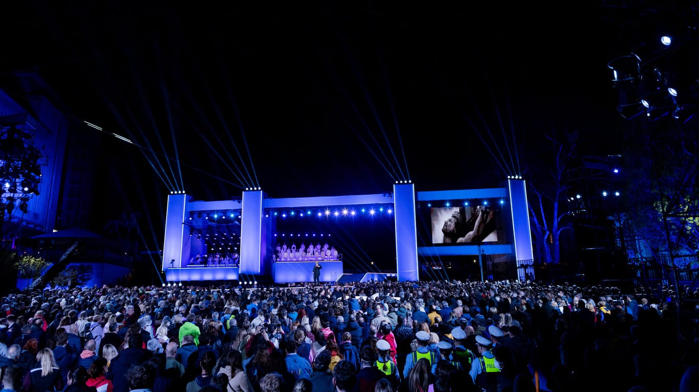 "Die Passion" wurde auf dem Essener Burgplatz als Live-Event auf einer Bühne vor Publikum aufgeführt.