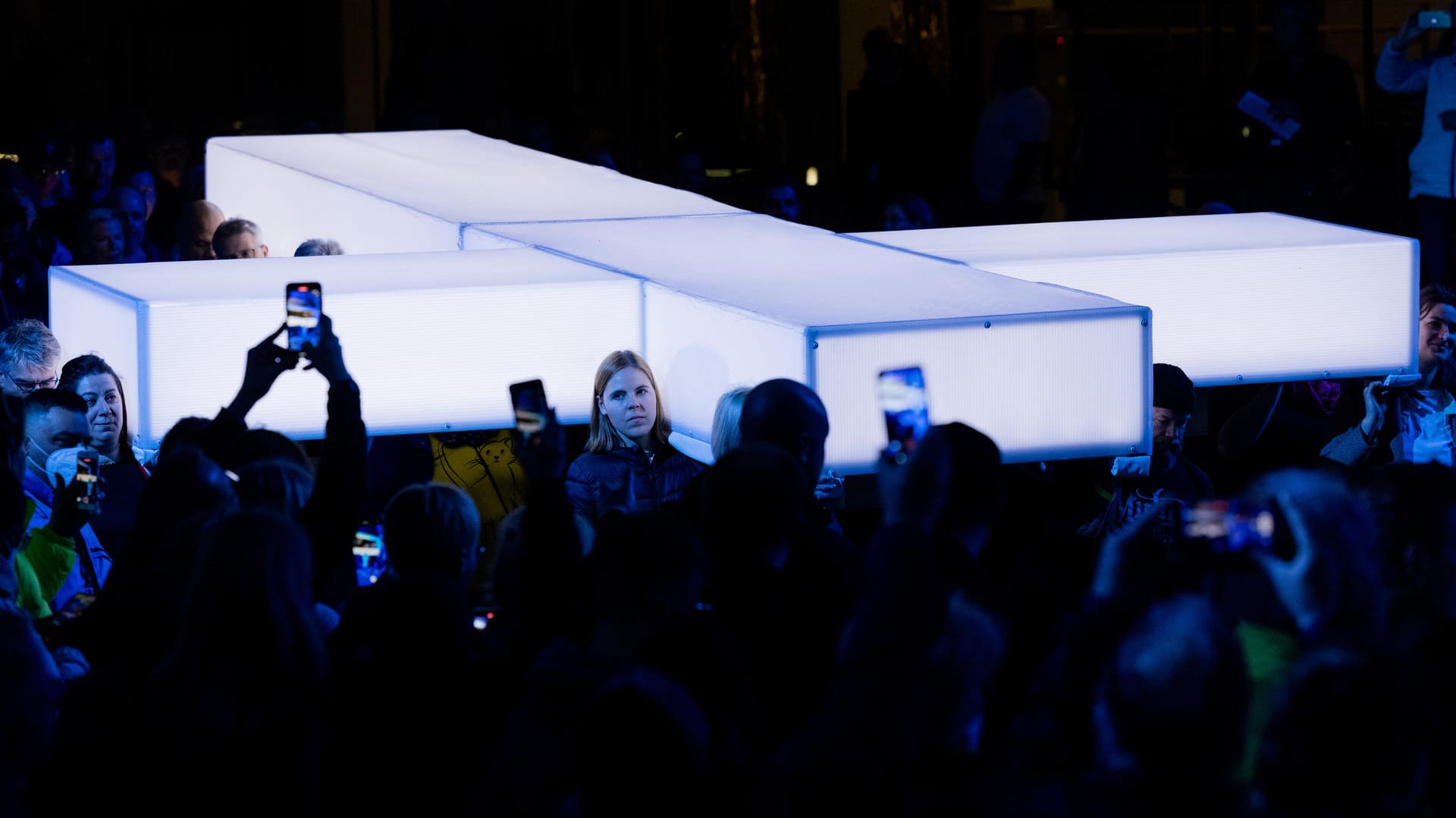 Ein leuchtendes Kreuz wird bei der RTL-Oster-Produktion "Die Passion" auf den Burgplatz getragen.