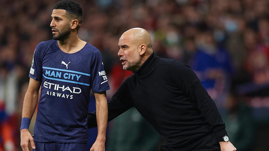 Pep Guardiola (r.): Der Trainer von Manchester City gibt Anweisungen an Riyad Mahrez.