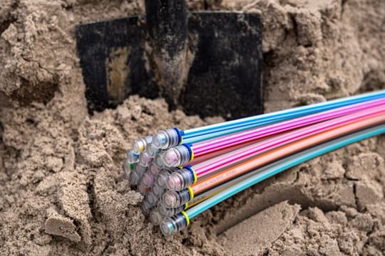 Glasfaserkabel liegen auf einer Baustelle in Niedersachsen.