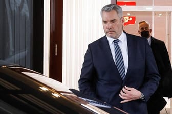 Moskau, Karl Nehammer zu Gast in Russland (220412) -- VIENNA, April 12, 2022 -- Austrian Chancellor Karl Nehammer leaves