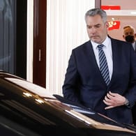 Moskau, Karl Nehammer zu Gast in Russland (220412) -- VIENNA, April 12, 2022 -- Austrian Chancellor Karl Nehammer leaves