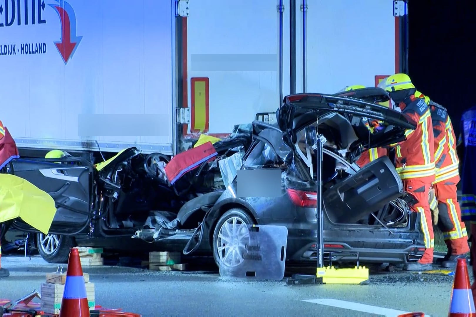 Das vollkommen zerstörte Auto: Die beiden Insassen konnten nur noch tot geborgen werden.