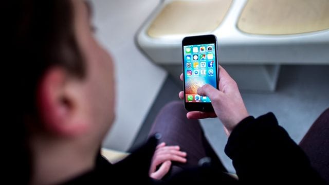 Vor allem junge Menschen in Deutschland nutzen das Smartphone, um online zu sein. Vor allem junge Menschen in Deutschland nutzen das Smartphone, um online zu sein.