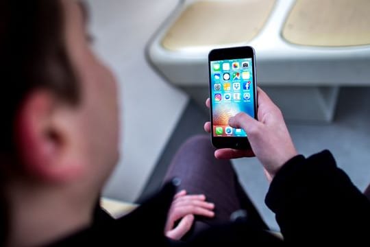 Vor allem junge Menschen in Deutschland nutzen das Smartphone, um online zu sein.