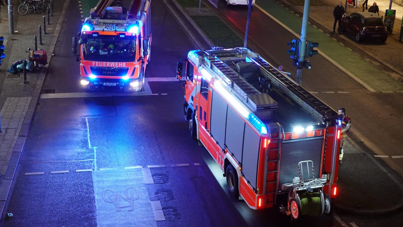 Einsatzfahrzeuge der Berliner Feuerwehr im nächtlichen Einsatz (Archivbild): In Charlottenburg brannte über Nacht ein Dachstuhl.
