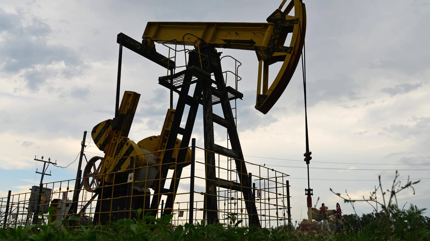 Ölpumpe in Betrieb (Symbolbild): Ein steigendes Angebot auf dem Markt drückt die Ölpreise nach unten.