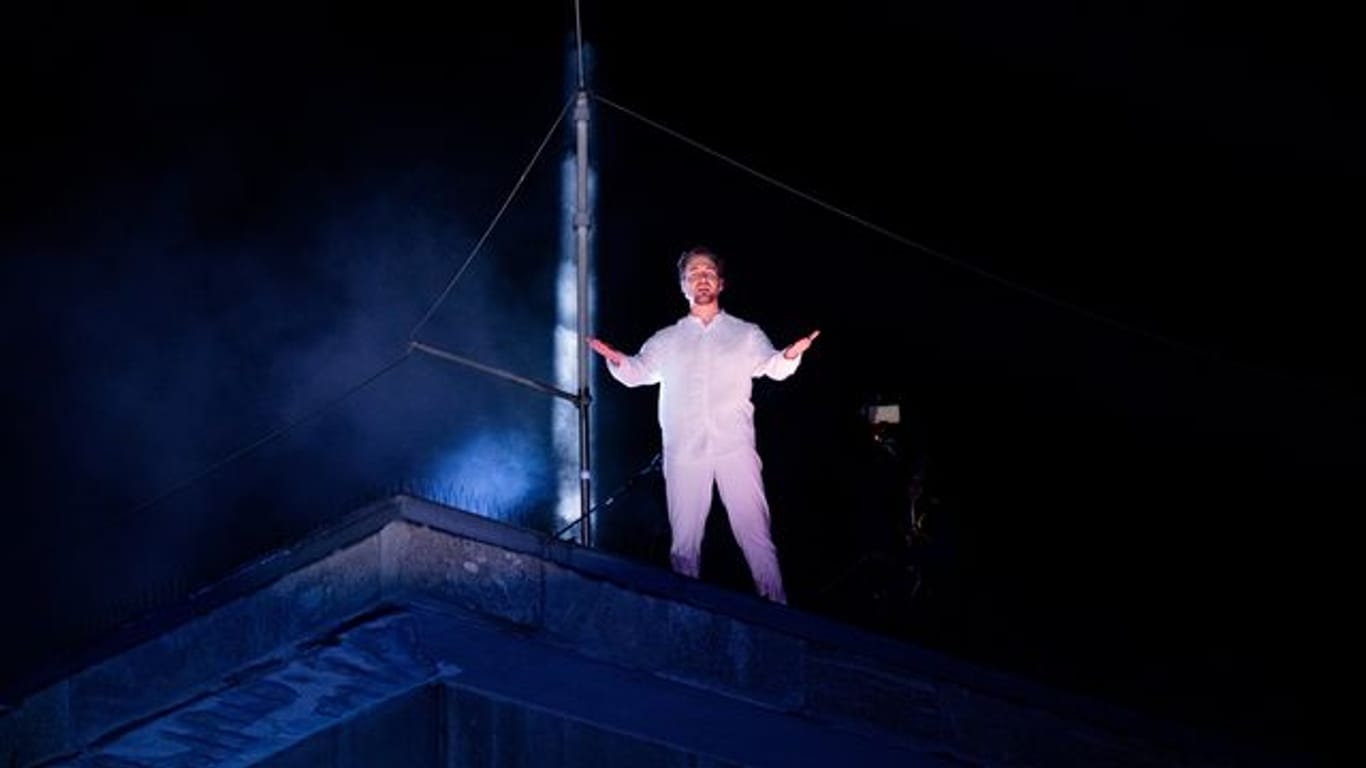 Der Sänger Alexander Klaws steht als Jesus bei der Auferstehung in der RTL-Oster-Produktion "Die Passion" auf einem Dach.