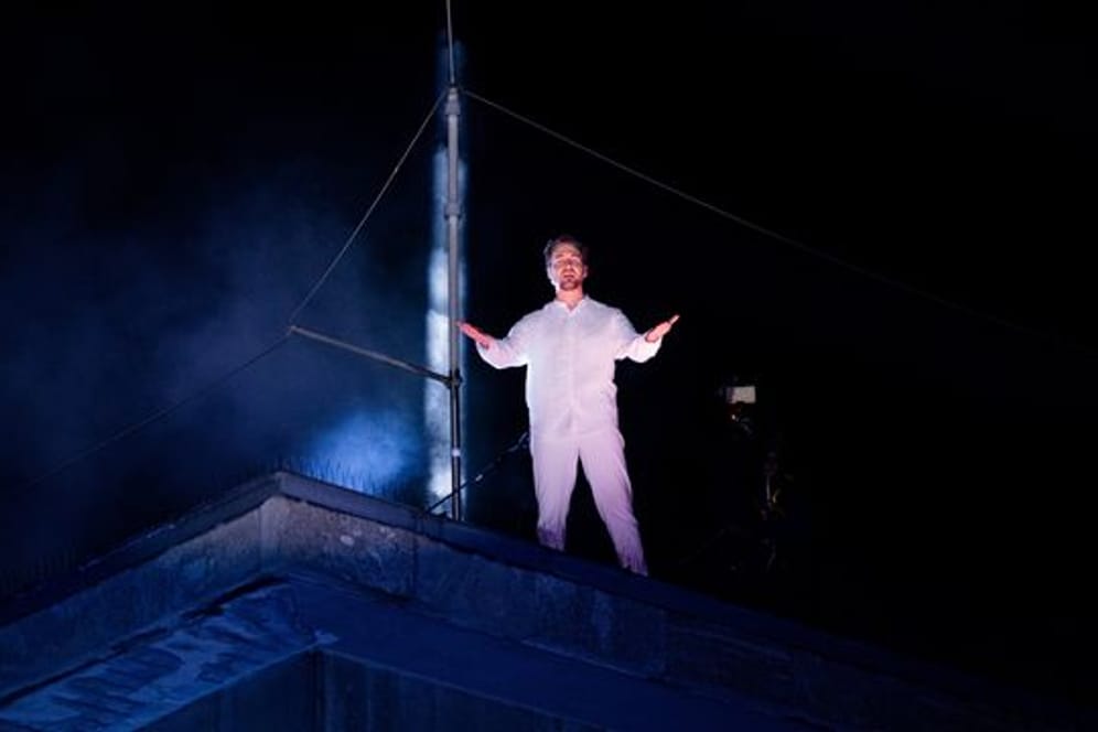 Der Sänger Alexander Klaws steht als Jesus bei der Auferstehung in der RTL-Oster-Produktion "Die Passion" auf einem Dach.