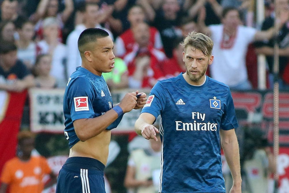 Aaron Hunt (rechts/Archivbild): Der 35-Jährige spielte 2015-2021 beim HSV.